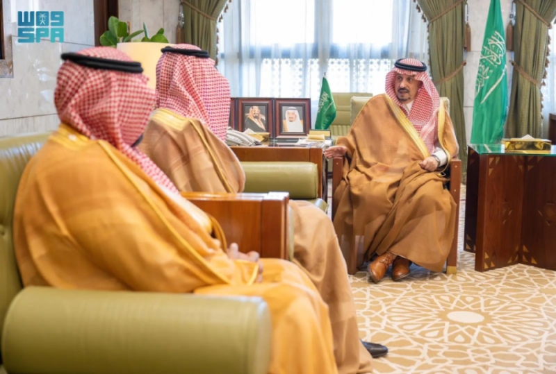 أمير الرياض يستعرض جهود