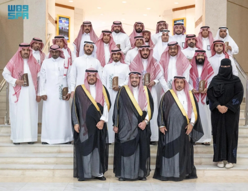 تكريم 36 موظفًا من