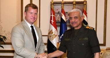 وزير الدفاع يلتقى عضو